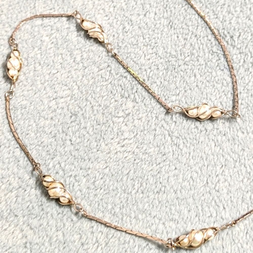 Vintage 80's Silvertone and Faux Pearl Necklace -20" length